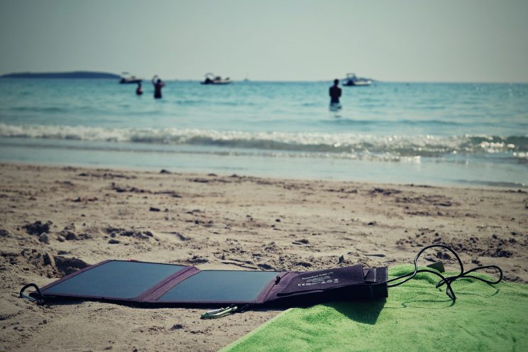 Solární nabíječka na pláži